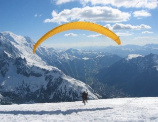  Declamación de parapente en las montañas 